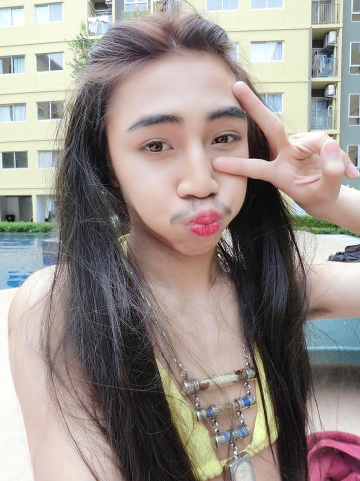 Theo tìm hiểu, thảm họa mạng Tùng Sơn phiên bản Thái tên thật là Annop Saengosod, sinh năm 1997, hiện đang sinh sống ở Bangkok. Annop tự giới thiệu mình là một người đồng tính, đã có bạn trai và làm công việc chính là kinh doanh, bán hàng thông qua mạng xã hội Facebook. Mang hình hài của một chàng trai nhưng Annop rất thích ăn mặc, để tóc dài, sử dụng phấn son, trang điểm giống con gái. Ngoài ra anh chàng cũng có những cách tạo dáng trước ống kính khiến dân mạng Việt, Thái Lan không thể nhịn cười.