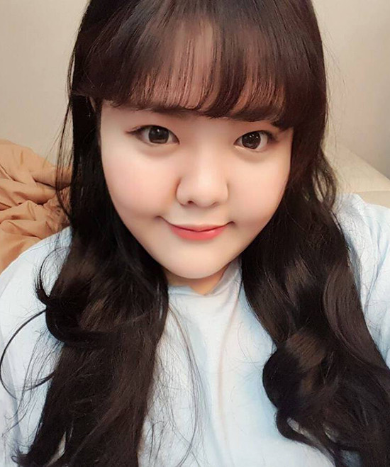 Yang Su Bin được mệnh danh là người đẹp ngàn cân, vì số cân nặng của cô nàng đã lên tới 1,3 tạ. Nổi tiếng trong giới trẻ Hàn nhờ khả năng make up cực kỳ cao tay và tính cách hài hước. Hiện trang cá nhân Facebook và Instagram của Su Bin đã thu hút được hàng ngàn người theo dõi. Ảnh: Theo Suzz.