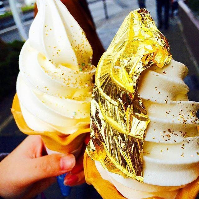 Những hương vị gốc của kem tươi như chocolate, vani, dâu, trà xanh… hòa quyện với hương vị “mềm mại” và mát lạnh của miếng vàng lá dát bên trên có thể cho người ăn những trải nghiệm vị giác thú vị.