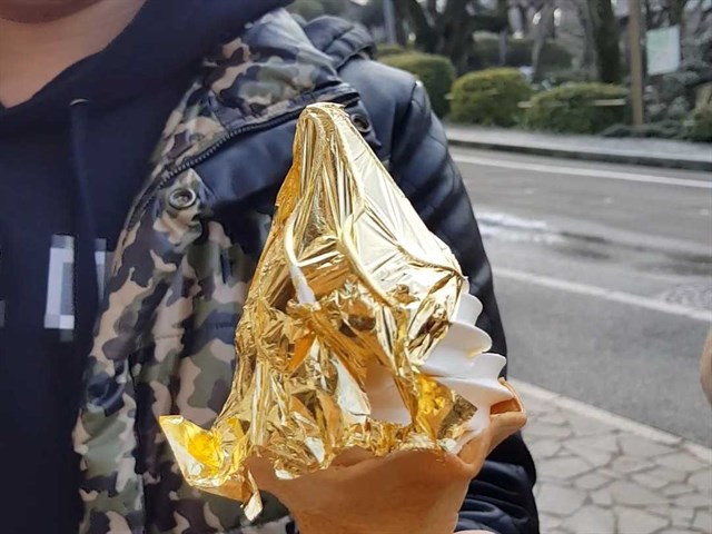 Và theo một số bạn trẻ may mắn từng được thưởng thức loại kem mới lạ này thì hương vị của nó dường như tinh tế và có phần đặc sắc hơn kem ốc quế bình thường.