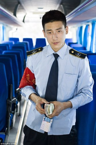 Hot boy bán vé xe, Zhao Haonan, 21 tuổi, cũng là một nhân vật làm dân mạng Trung Quốc, Đài Loan điên đảo vì có khuôn mặt quá bảnh trai, nụ cười hiền lành và sự cần mẫn trong công việc.