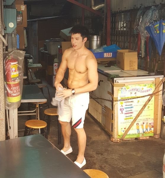 Về công việc chuyên môn bán tào phớ, dù đã có số lượng khách quen đông đảo nhưng chàng hotboy bụng 6 múi khẳng định anh không hề tự kiêu, bán hàng kiểu "sang chảnh".