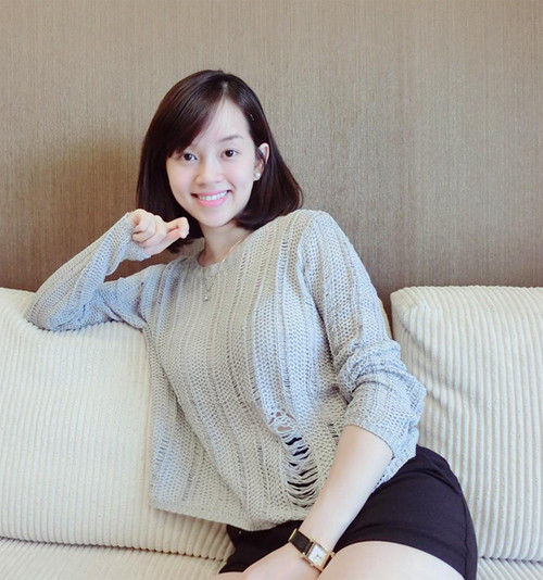Không thể phủ nhận, hot girl Ly Kute sở hữu đôi má lúm đáng đồng tiền bát gạo. Mỗi khi cười, khuôn mặt đều rất tươi tắn, rạng rỡ.
