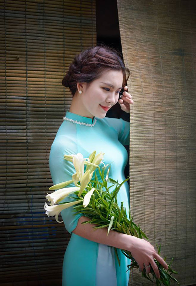 Các thiếu nữ có đủ cách tạo dáng, biểu cảm bên loài hoa tháng tư (ảnh: Xuân Bách)...