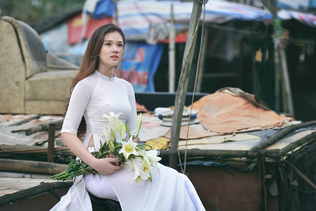 Nhiều nhiếp ảnh gia thừa nhận, họ có cảm xúc đặc biệt khi chụp ảnh thiếu nữ với hoa loa kèn (ảnh: Đinh Văn Linh).