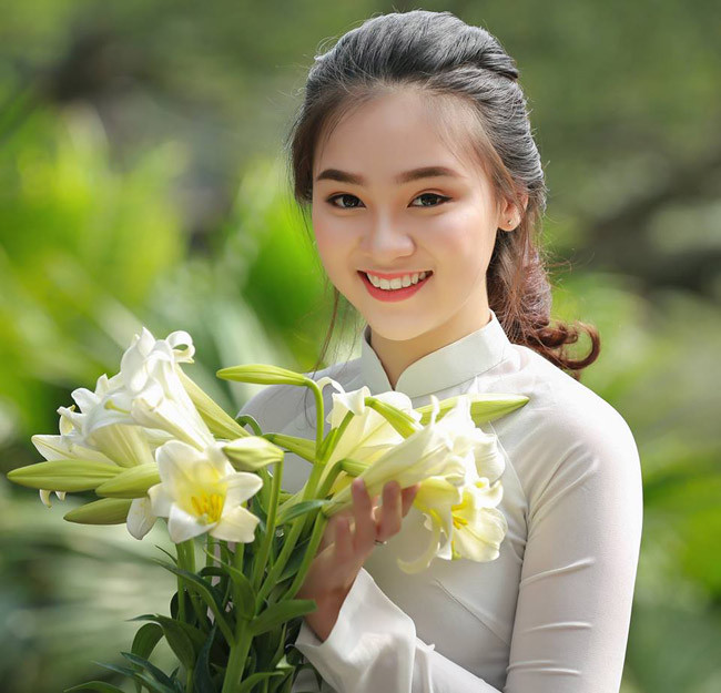 Loài hoa trắng tinh khôi càng tôn lên vẻ đẹp mộng mơ của thiếu nữ (ảnh: Trần Gia)
