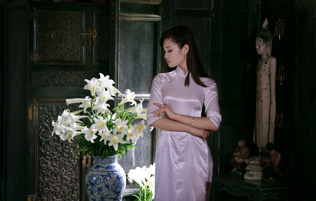 Với hoa loa kèn, các cô gái không cần tạo dáng quá cầu kỳ vẫn có shoot hình đẹp (ảnh: Đinh Văn Linh).