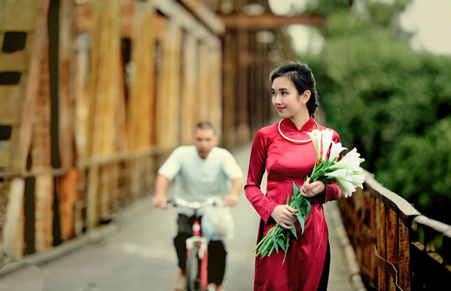 Tạo hình thiếu nữ xưa với áo dài truyền thống được nhiều cô gái lựa chọn (ảnh: Đinh Văn Linh).
