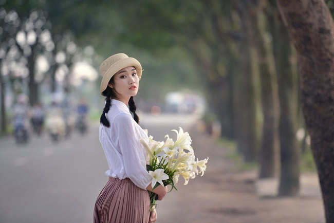 Các cô gái thường trang điểm nhẹ nhàng để phù hợp hơn trong những bức hình bên loài hoa tháng 4 (ảnh: Đinh Văn Linh).