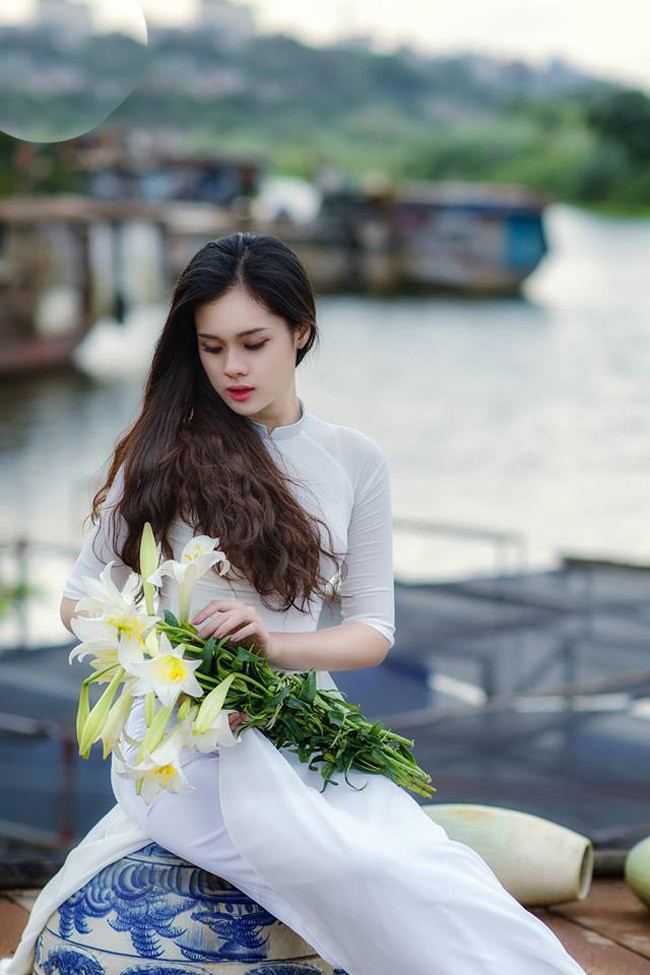 Mỗi một góc phố Hà Nội đều có thể trở thành địa điểm chụp ảnh lý tưởng với mùa hoa loa kèn. (ảnh: Đinh Văn Linh).
