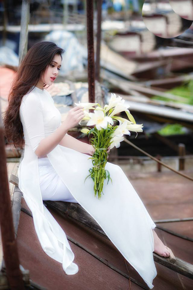 Áo dài trắng làm toát lên vẻ đẹp dịu dàng và tinh khôi của người đẹp (ảnh: Lương Trung Kiên).