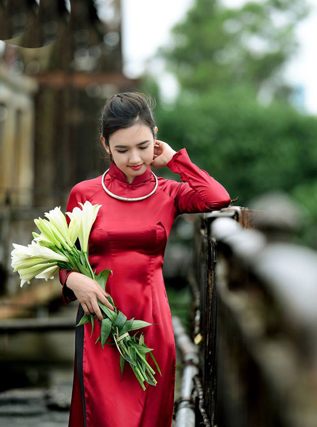Vẻ đẹp say lòng người của thiếu nữ Việt bên hoa loa kèn.