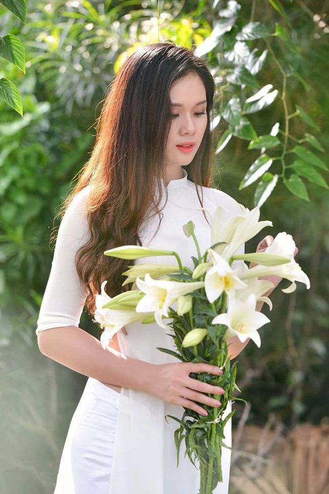 Hình ảnh thiếu nữ thả dáng trong tà áo dài trắng, ôm bó hoa trắng tinh khiết được đăng tải nhiều trên các diễn đàn chia sẻ ảnh (ảnh: Đinh Văn Linh).