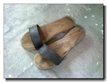 Các cô nàng nữ sinh sành điệu thập niên 80 còn có mốt guốc gỗ với tiếng kêu lộc cộc rất đặc trưng. Và giờ đây thì chúng đã thành của hiếm rồi đó.