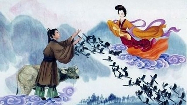 Riêng quần áo của Chức Nữ bị gió mạnh cuốn đi nên cô không thể cùng những người chị trở về trời. Khi đó, Ngưu lang đã vô tình nhặt được xiêm y của Chức Nữ và trả lại cho cô. Gặp chàng, Chức Nữ đã trúng tiếng sét ái tình.