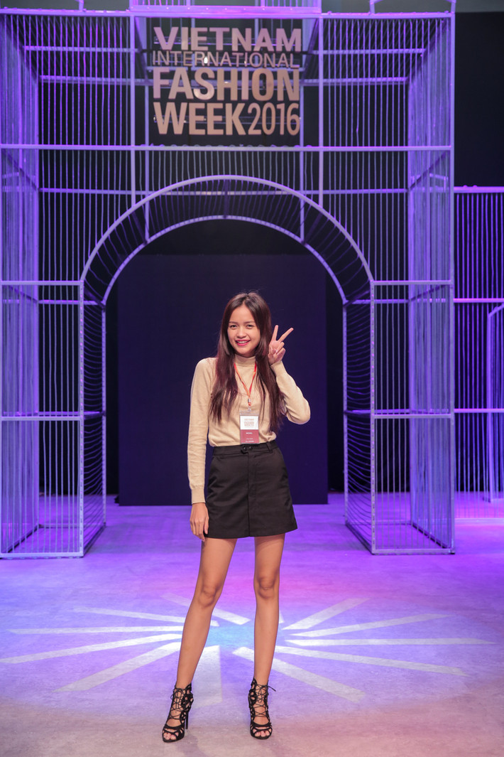Tân quán quân Next Top mùa 7 Ngọc Châu giữ vai trò diễn mở màn cho show diễn của NTK Công Trí trong tuần lễ thời trang này.