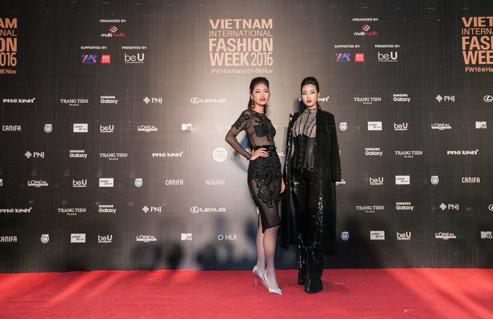 Tân hoa hậu Việt Nam thu hút mọi ánh nhìn khi tạo dáng bên cạnh diễn viên Thanh Tú.