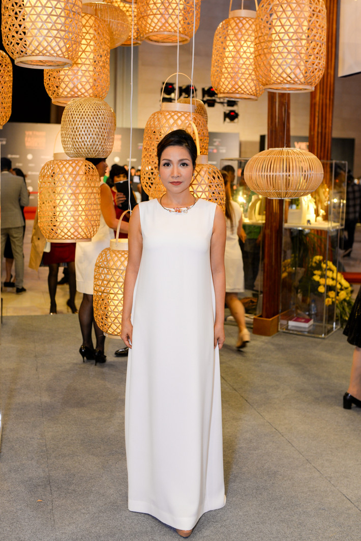 Diva Mỹ Linh đẹp thanh lịch với đầm trắng.