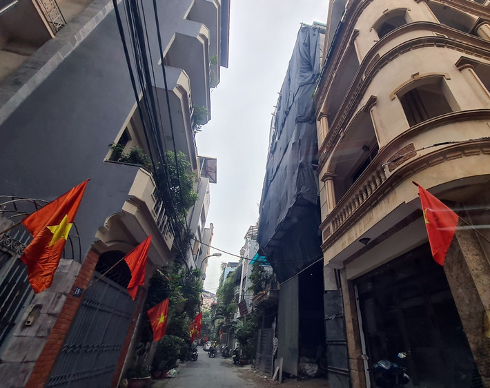 Tương tự, tại khu vực ngõ 66 phố Yên Lạc (phường Vĩnh Tuy) xuất hiện một công trình đang hoàn thiện, cũng bị phản ánh xây dựng vượt quá chiều cao, nghi vi phạm TTXD.