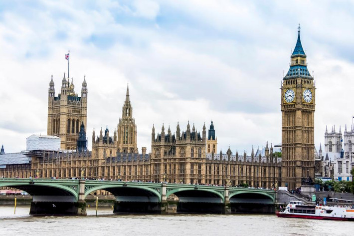 100 năm sau, sông Thames vẫn tấp nập các du thuyền chở du khách tham quan, vãn cảnh thành phố. Việc đi lại giữa 2 bờ cũng trở nên dễ dàng hơn nhờ cây cầu đi bộ Westminster vắt qua sông. Lá cờ quốc kỳ Anh trên đỉnh cung điện vẫn tung bay sau hơn 1 thế kỷ.