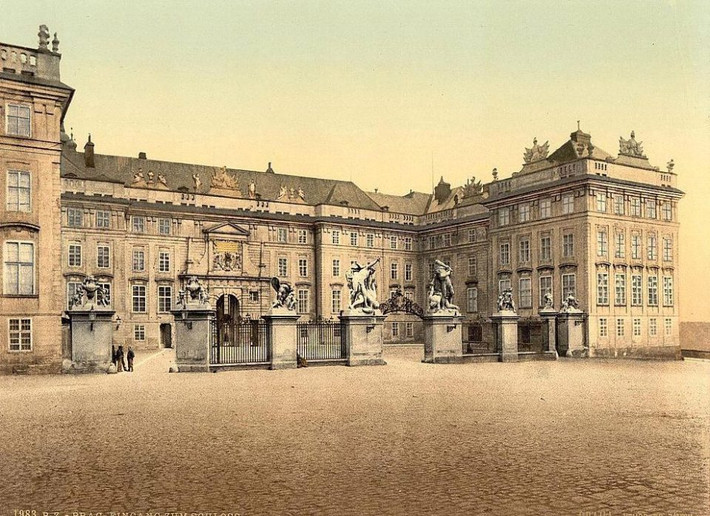 Prague (Cộng hòa Séc): Cổng vào trước cung điện Prague tại thủ đô của cộng hòa Séc. Là một trong các tòa lâu đài lớn nhất thế giới, cung điện Prague được mệnh danh là viên ngọc của Châu Âu. Giai đoạn chuyển giao sang thế kỷ 20, khu vực thành phố nơi tòa lâu đài tọa lạc vẫn thuộc đế chế Áo – Hung.