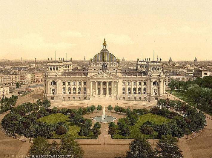 Berlin (Đức): Tòa nhà Reichstag nằm ở Berlin, Đức. Nằm ở gần Cổng Brandenburg, đây là một tòa nhà đã chứng kiến nhiều biến động trong lịch sử nước Đức.
