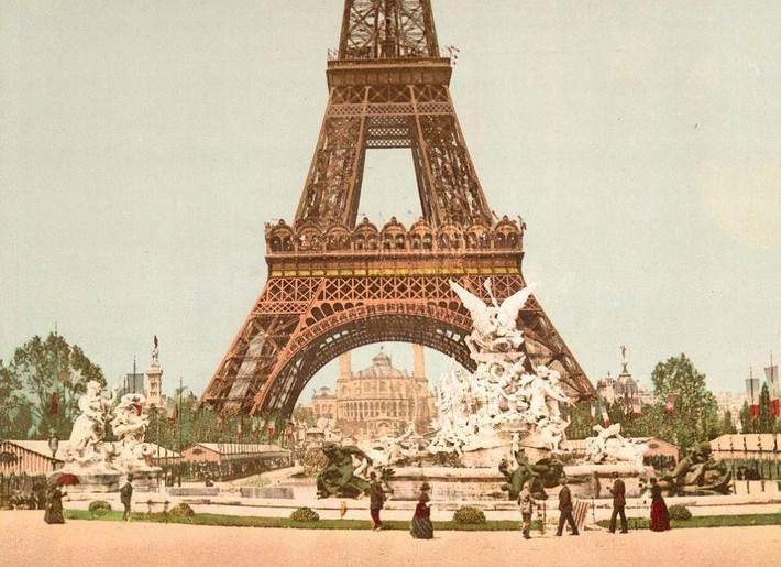 Paris (Pháp): Tháp Eiffel – biểu tượng của thành phố Paris hoa lệ trong một ảnh chụp những năm đầu thế kỷ 20. Có thể thấy ở giai đoạn này, dưới chân tháp Eiffel còn có một đài phun nước nguy nga, tráng lệ.