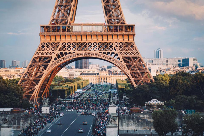 Hiện tại, tháp Eiffel vẫn duy trì độ nổi tiếng của mình, trở thành dấu ấn riêng biệt của “kinh đô ánh sáng”. Du khách đến thăm xứ sở lục lăng luôn mong đợi ngắm nhìn tháp Eiffel tận mắt, minh chứng cho điều đó là khu vực xung quanh tháp lúc nào cũng đông nghịt du khách.