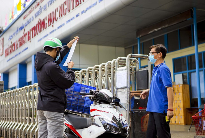 Một nhân viên cửa hàng sách cho biết, trong thời gian này, nhân viên cửa hàng đang hối hợp các đơn vị giao các đơn đặt hàng qua trường học. Phường cũng cho phép các cửa hàng sách được mở cửa, nhưng đây là phương án giải quyết linh động cho người dân có nhu cầu.