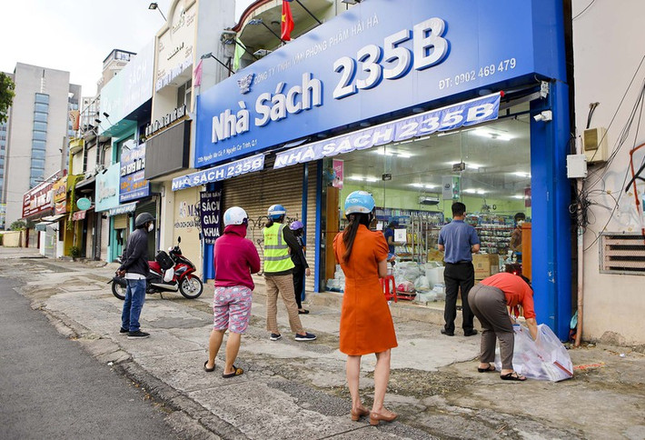 Tương tự, tại một nhà sách trên đường Nguyễn Văn Cừ, quận 1, TP.HCM nhiều phụ huynh cũng tranh thủ đi mua sách cho con em.