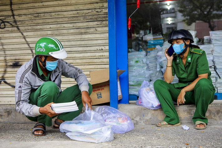 Anh Trần Minh Hiếu (38 tuổi, quận Bình Tân) mua được hai bộ sách lớp 2 và lớp 7 cho con.