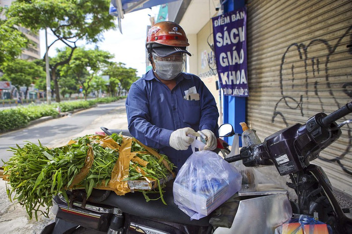 Sau khi chạy hai cửa hàng sách, ông Nguyễn Đình Dương (quận 4, TP.HCM) mới mua được dụng cụ học tập và sách. "Mua được bộ sách, tôi mừng quá" - Ông Dương nó