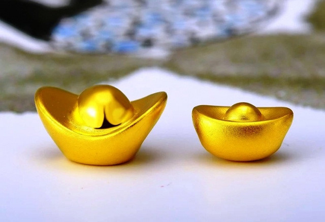Cho đến thời nhà Minh và nhà Thanh, do trữ lượng vàng hàng nghìn năm của Trung Quốc và lượng vàng bạc đổ vào từ nước ngoài tăng cao nên dự trữ vàng của Trung Quốc đã thực sự trở thành hàng đầu thế giới. Khi này, vàng mà hoàng đế ban thưởng căn bản là vàng ròng, nhưng không đến mấy vạn lượng, mấy trăm lượng đã là phần thưởng vô cùng cao.