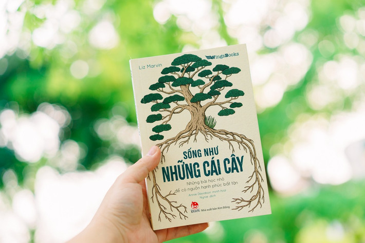 Cuốn sách Sống như những cái cây tập hợp 60 bài học nhỏ được đúc kết từ những cái cây với hy vọng sẽ đem đến cho người đọc sự thông thái và cảm hứng cho nguồn hạnh phúc bất tận trong cuộc sống. Sách do tác giả Liz Marvin viết lời và họa sĩ Annie Davidson vẽ minh họa. Ảnh: Wings Books.