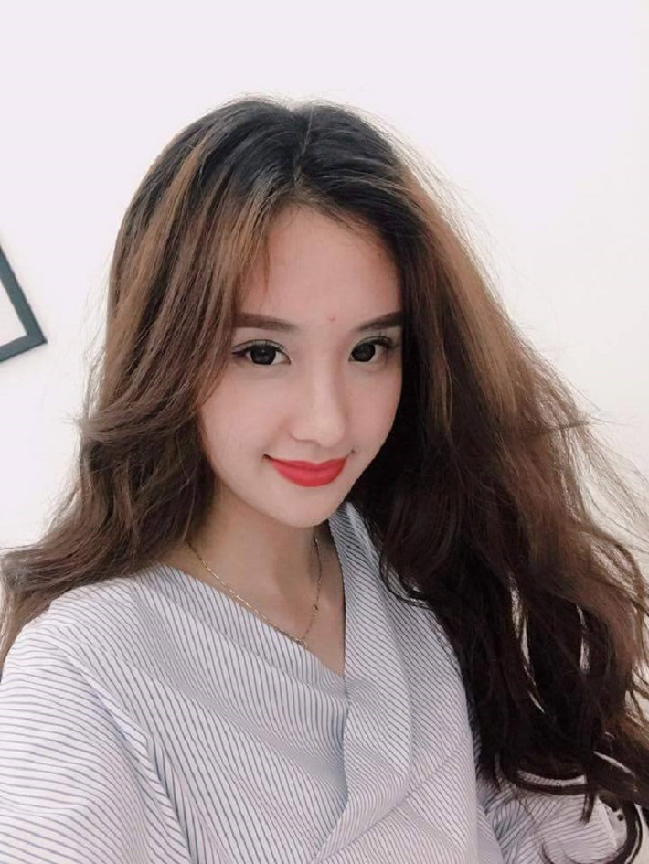 Không chỉ sở hữu gương mặt hao hao Yoona, Bảo Bảo còn khiến mọi người xung quanh không thể rời mắt bởi thần thái quá sang chảnh và sành điệu của mình.