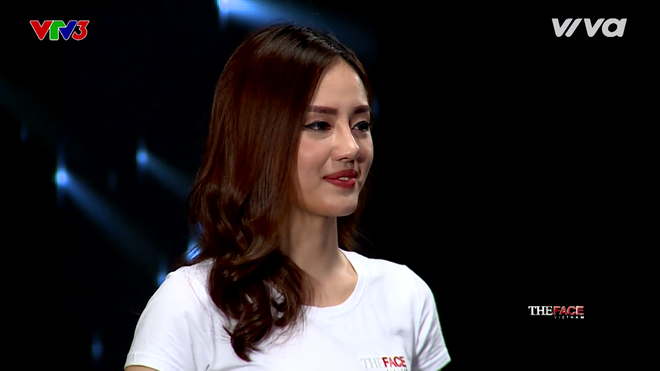 Ở tập đầu tiên của chương trình The Face Việt mùa hai, 23 cô nàng đã phải trải qua ba thử thách: “Chụp hình chủ đề nụ cười”, “Quay video clip mặt mộc” và “Selfie tạo kết nối”. Qua đó các HLV sẽ chọn ra 4 thí sinh về đội của mình. Nổi bật trong tập 1 là sự xuất hiện của bản sao Tâm Tít. Người đẹp Nguyễn Đặng Khánh Linh (sinh năm 1995, Hà Nội) gây chú vẻ ngoài có nhiều điểm tương đồng với hot girl đàn chị.
