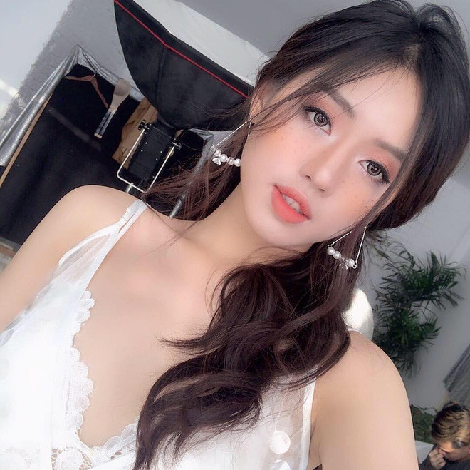 Cô đã được HLV The Face 2017 Minh Tú chọn vì sự xinh đẹp và vẻ ngoài "ăn hình". Tuy nhiên, siêu mẫu cũng cho rằng, Khánh Linh còn thiếu khá nhiều chuyên môn thế nhưng cô sẽ có cách để khắc phục điều này.