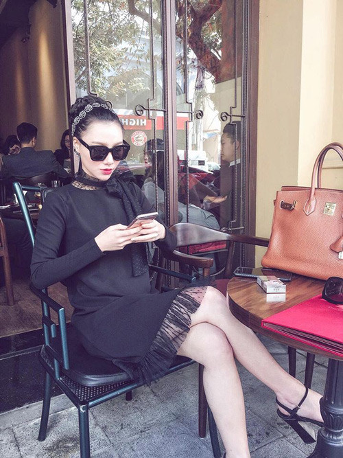 Cùng với Ngọc Trinh, nữ biên tập viên Minh Hà, người quen mặt trên chương trình Café sáng cũng nổi tiếng là một trong những “tay chơi” hàng hiệu. Vốn sở vóc dáng, thân hình đẹp nên Minh Hà rất phù hợp với phong cách thời trang mang hơi hướng cổ điển và những mẫu hàng hiệu của các thương hiệu nổi tiếng đình đám thế giới.