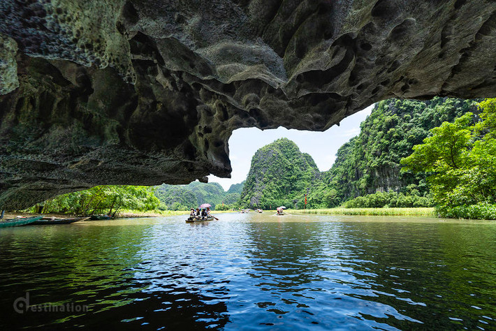 Hang đá vôi ở Tam Cốc.