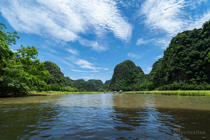 Khung cảnh sông nước mênh mông hữu tình.