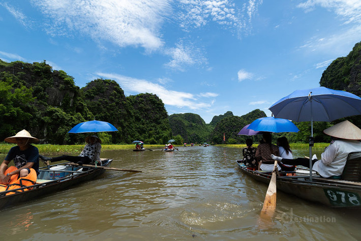 Du khách đến thăm quan Tam Cốc mỗi ngày rất đông.