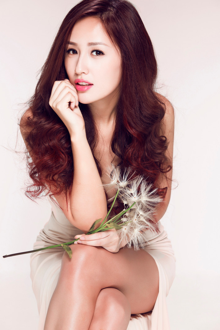 Dù tuyên bố rời xa showbiz để tập trung cho sự nghiệp kinh doanh, nhưng những lần tái xuất hiếm hoi của người đẹp này luôn gây sự chú ý.
