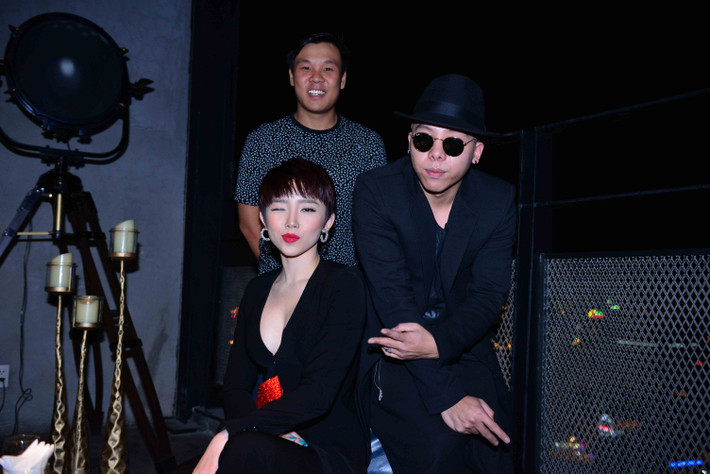Tóc Tiên bên hai thành viên của đội chơi tại The Remix. Theo format, chương trình sẽ có 10 liveshow được truyền hình trực tiếp. Các nhóm thí sinh sẽ trình diễn những sản phẩm âm nhạc mới được viết bằng cách sử dụng các thiết bị điện tử, nhạc cụ truyền thống hay hiện đại.