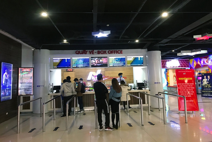 Ghi nhận của PV Kiến Thức chiều ngày 5/2, trước diễn biến phức tạp của dịch bệnh viêm phổi cấp do virus corona thì tại Trung tâm chiếu phim Quốc gia (Hà Nội) lượng khán giả đổ về đây để xem các bộ phim bom tấn đang được trình chiếu theo các khung giờ rất thưa vắng.