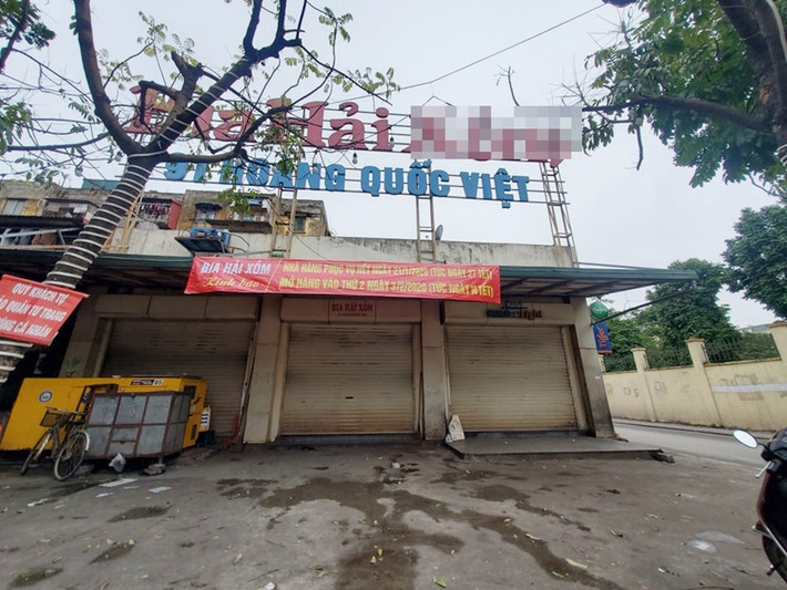 Một số nhà hàng khách trên đường Hoàng Quốc Việt cũng phải tạm thời đóng cửa trong thời điểm dịch Corona đang diễn biến phức tạp.