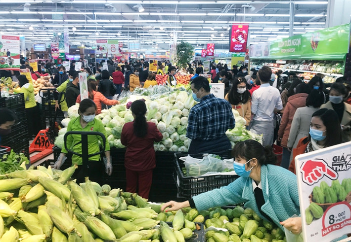 Chiều tối ngày 9/2, tại khu vực bán hàng thực phẩm rau củ quả bên trong siêu thị BigC Thăng Long (Trần Duy Hưng, quận Cầu Giấy, TP Hà Nội) luôn trong tình trạng đông kín khách hàng.