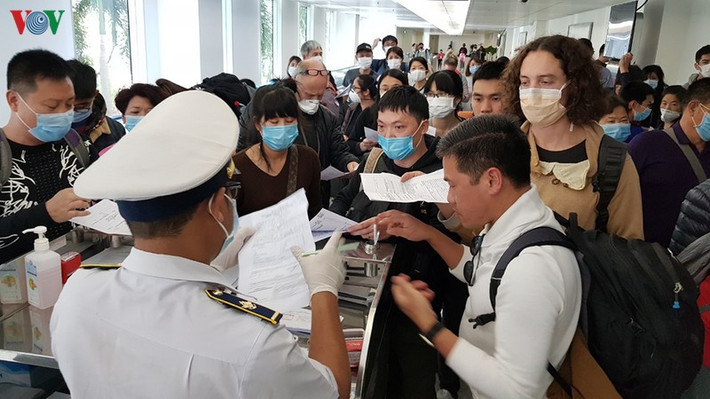 Để thuận tiện cho việc lưu giữ dữ liệu, tất cả các hành khách trước khi nhập cảnh đều được nhân viên của Trung tâm kiểm dịch y tế quốc tế tại TPHCM lấy lời khai như thông tin cá nhân, số điện thoại liên lạc, tình trạng sức khoẻ,...