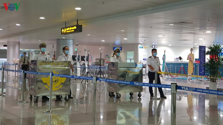 Mỗi ngày, tại sân bay sẽ có 3 tổ công tác thay nhau thường trực, mỗi tổ 8 tiếng túc trực 24/24.