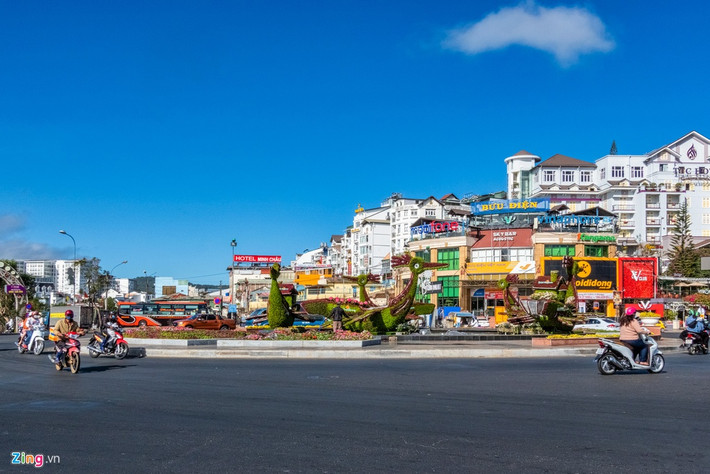 Trong tuần từ ngày 10 đến 13/2, lưu lượng phương tiện ở thành phố ngàn hoa chủ yếu là xe máy, không có ôtô khách du lịch loại lớn như mọi khi, cảnh ùn ứ không xảy ra. Tại đài phun nước trung tâm phía trước chợ Đà Lạt không có du khách chụp ảnh check-in.