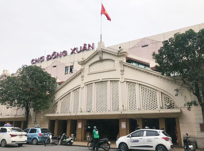 Đồng Xuân (Hà Nội), là một trong những ngôi chợ nổi tiếng sầm uất lớn nhất Hà Nội, với hàng trăm sạp hàng dọc những lối đi hẹp.